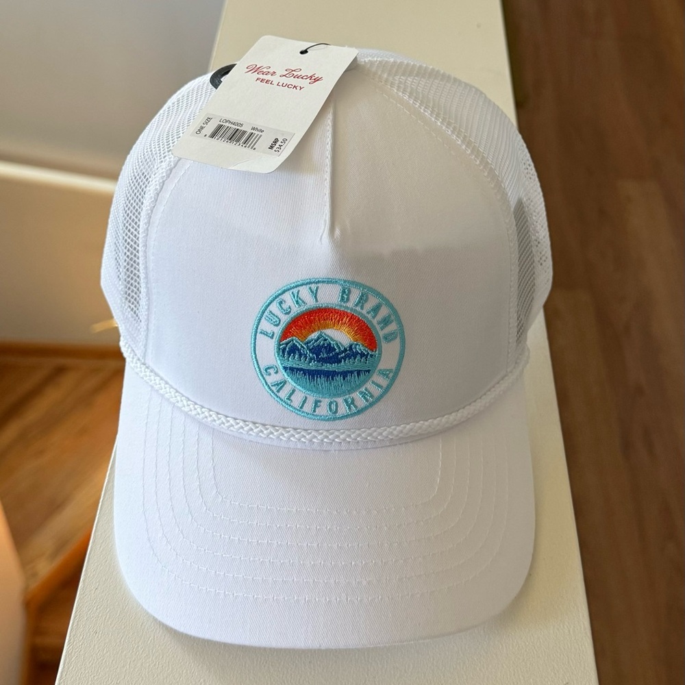 Brand new”Lucky Brand”Unisex cap.One size,color-white.🤍